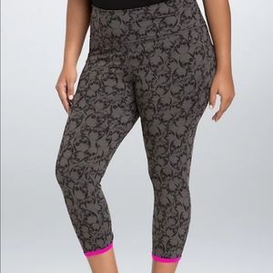 Torrid Active Cropped Skull Legging Gray hot pink trim tummy smoothing waistband